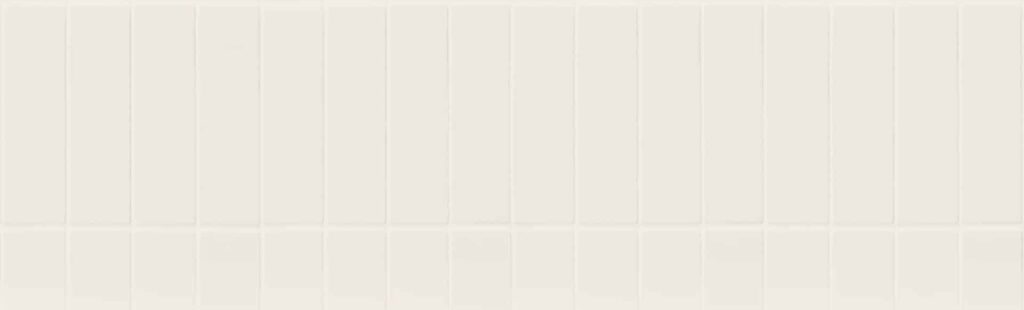 Fond de carreaux muraux rectangulaires couleur crème/blanc cassé, posés verticalement en quinconce avec des joints peu visibles.