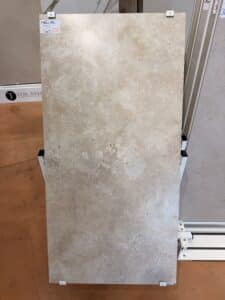Dalle Tuscania 60x120 beige aspect pierre travertin, intérieur, promo 29,90€.