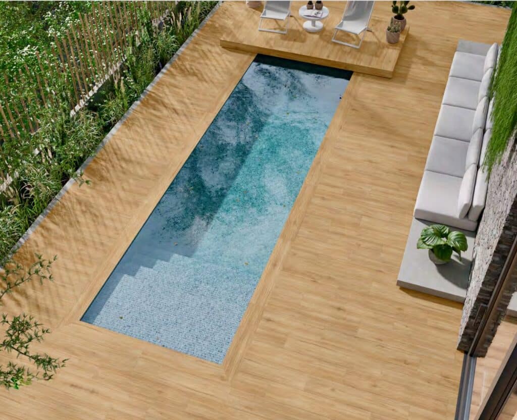 Piscine rectangulaire moderne sur terrasse bois avec salon de jardin blanc et transats.