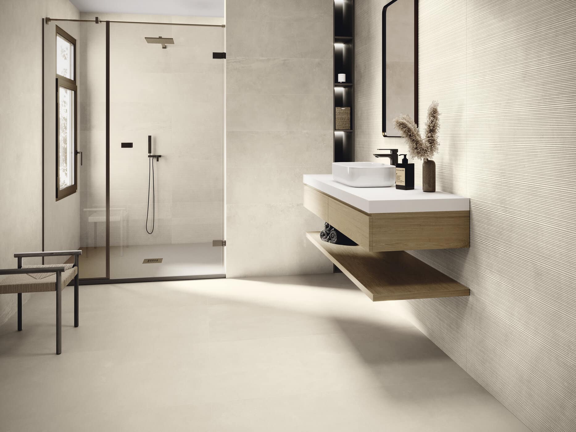 Salle de bain beige moderne, douche à l'italienne, meuble bois flottant et mur texturé.