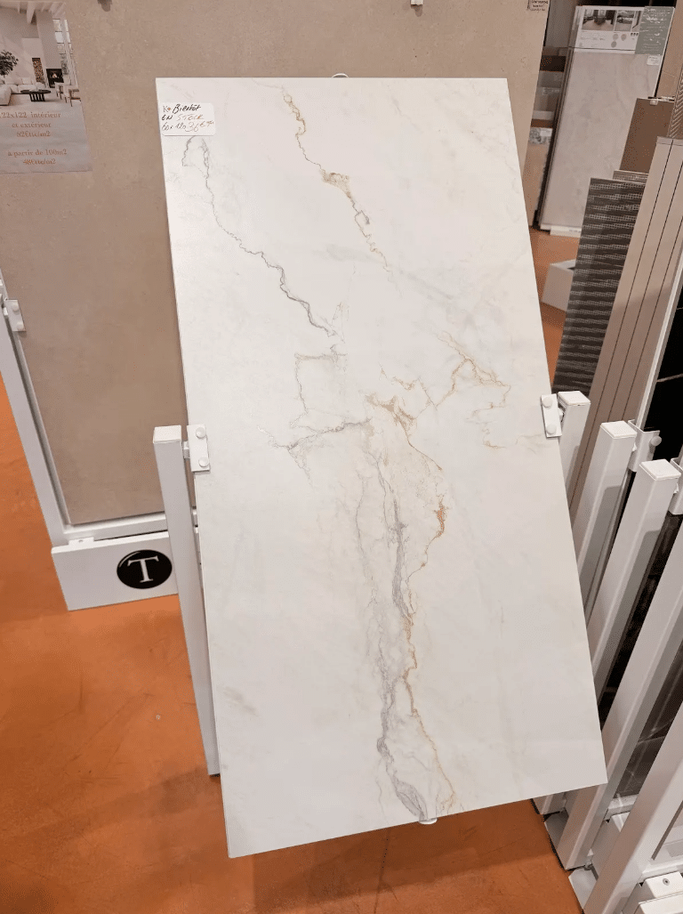 Carrelage 60x120 marbre blanc veiné or et gris, 36,90€/m2. Bientôt en stock.