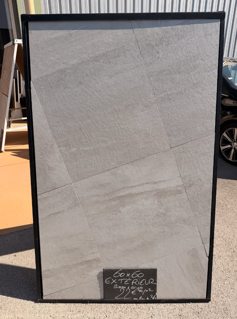 Carrelage extérieur 60x60 Bianco + Grigio gris, aspect pierre naturelle, promotion à 22€/m2.