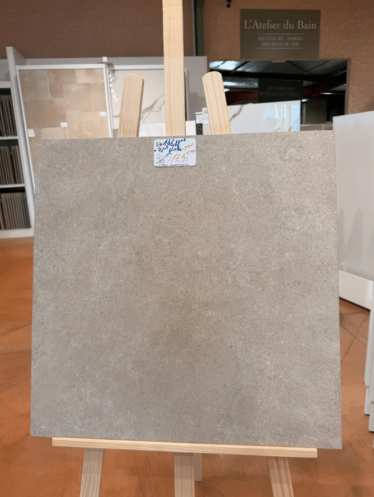 Carreau de carrelage beige effet pierre sur chevalet en bois. Prix soldé à 17,90€ le m².