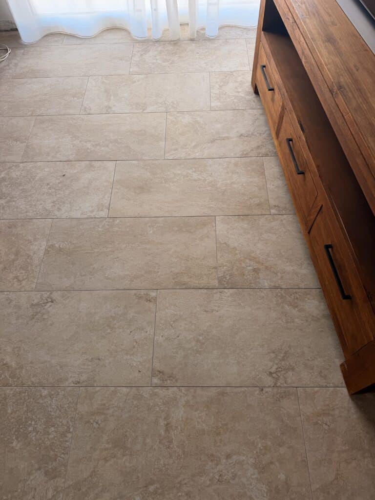 Carrelage Travertin Beige et Meuble TV en Bois Chic Carrelage beige travertin et meuble TV bois.