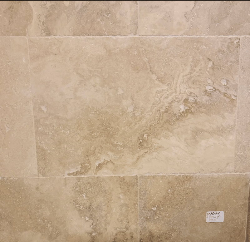 Carrelage travertin beige veiné, étiquette K Meuble à partir de 391,20€.